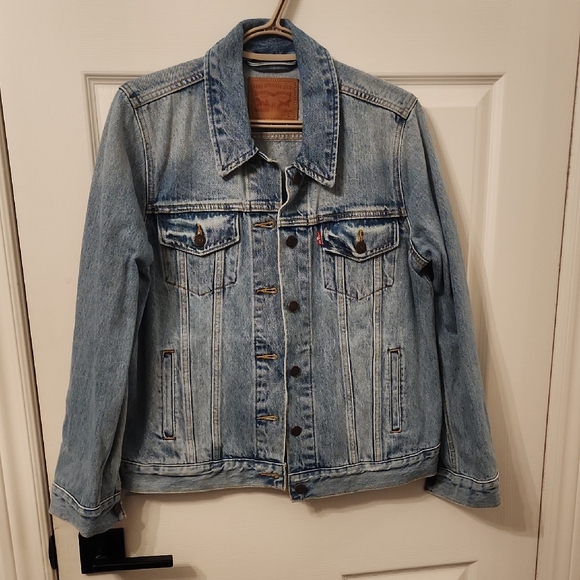 Levi's Jackets & Blazers - Levi's Classic Blue Denim Jacket